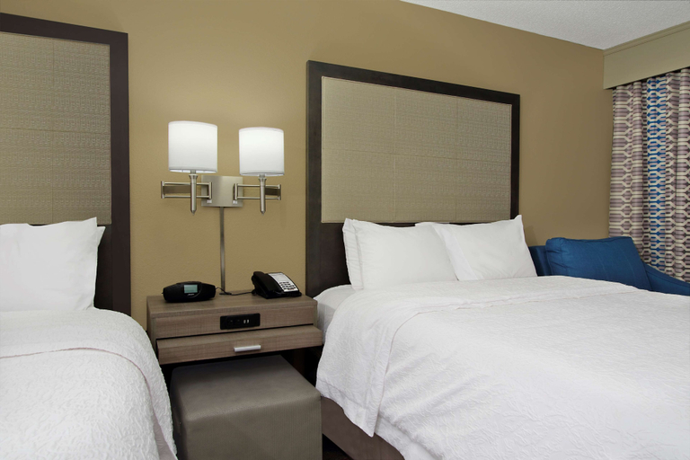 Bedroom 3, Hampton Inn Madison, Morgan