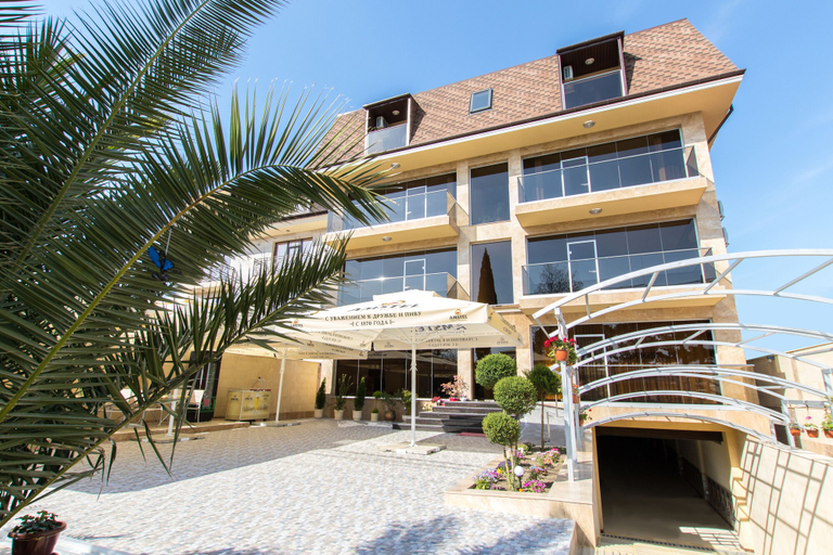 Exterior & Views