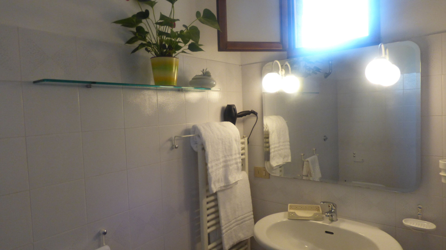 Bathroom 2, Affittacamere Le Ginestre, Siena