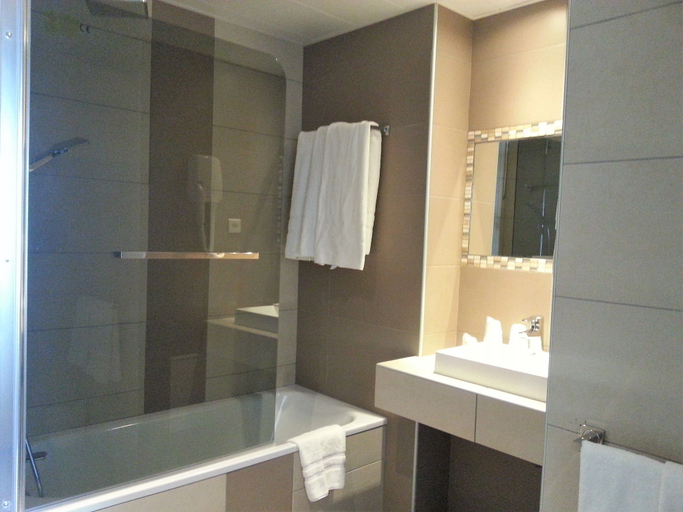 Bathroom 3, Hôtel Helvétique, Alpes-Maritimes