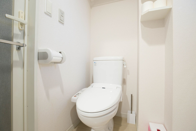 Bathroom 2, Yakuin apartment, Fukuoka