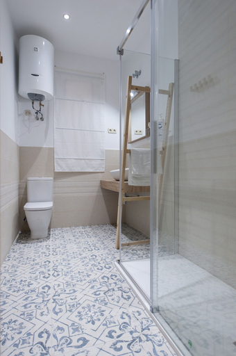 Bathroom 4, Chamberi Deluxe II, Madrid