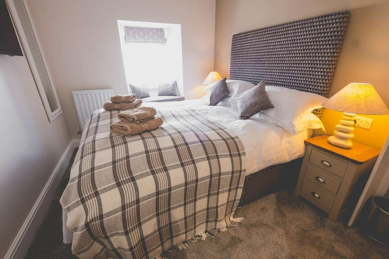 Bedroom 2, The Kings Arms, Cornwall