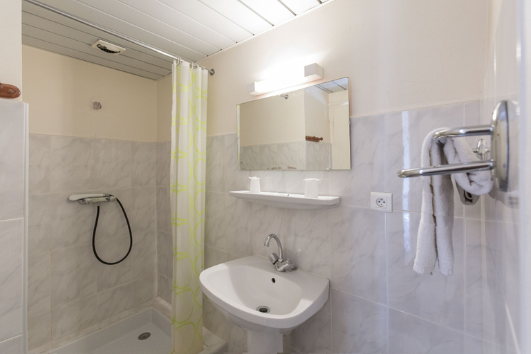 Bathroom 3, Hôtel Concorde, Hautes-Pyrénées