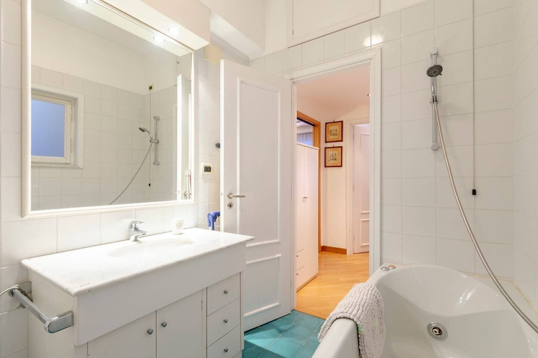 Bathroom 3, JOIVY Lovely Apt with Communal Pool in Nervi, Genova