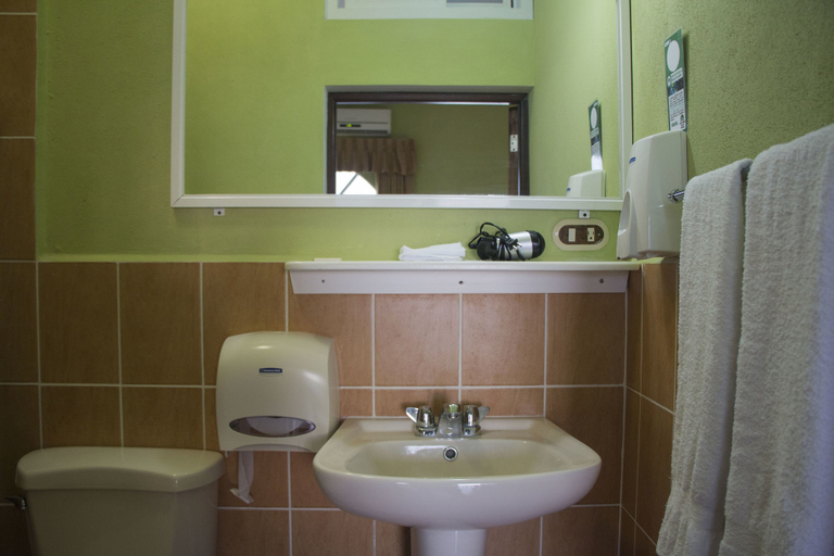 Bathroom 4, Hotel La Ribiera del Lago Peten Itza, San José