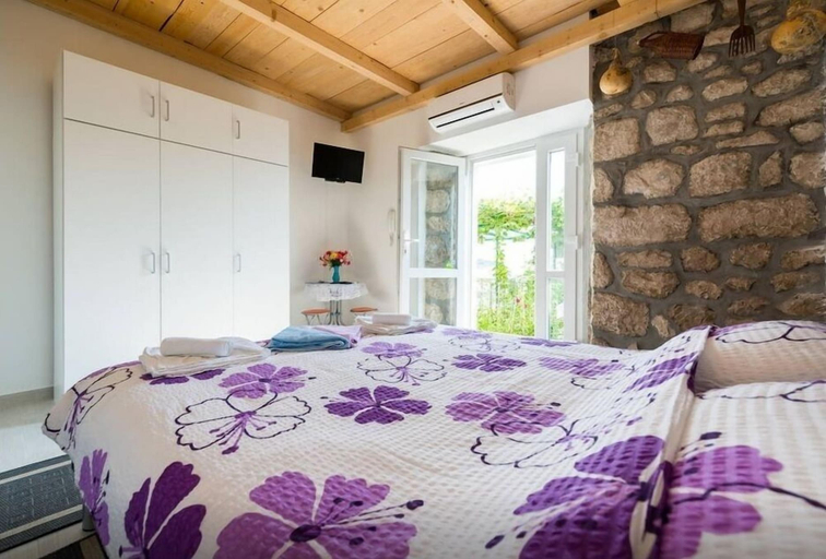 Bedroom 2, Sea of Eden, Pojezerje