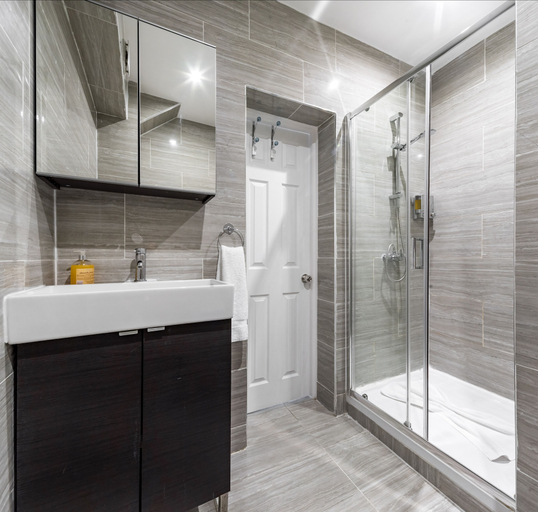 Bathroom 4, Vilenza Hotel, London