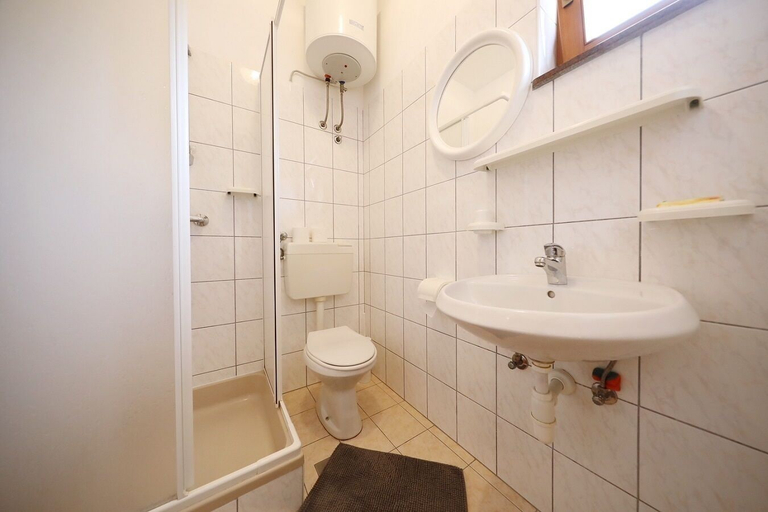 Bathroom 4, Knez Mali Iz, Sali