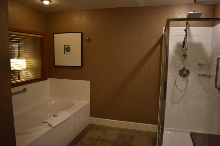 Bathroom 4, Fairways Hotel on the Mountain, Capital