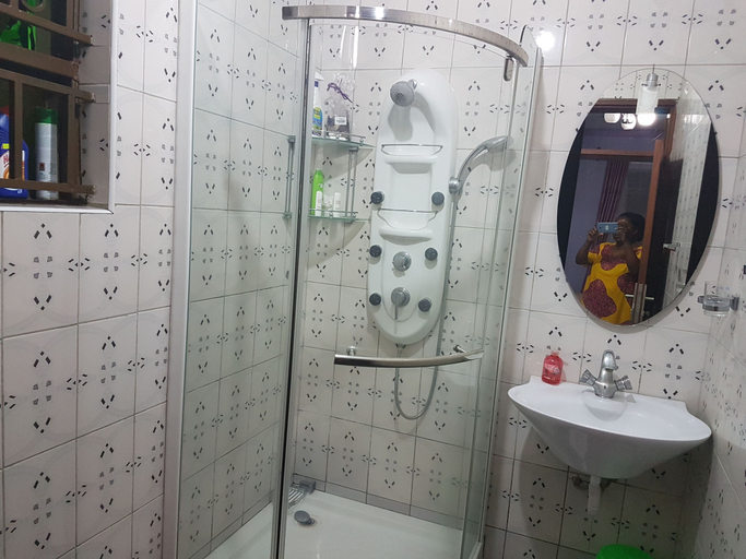 Bathroom 4, Sheevy's Bed N Breakfast, Fort Portal
