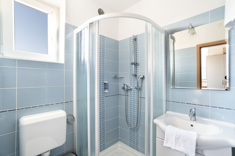 Bathroom 4, Apartments Medved, Koper