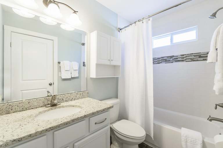 Bathroom 3, Blue Breeze, Duval