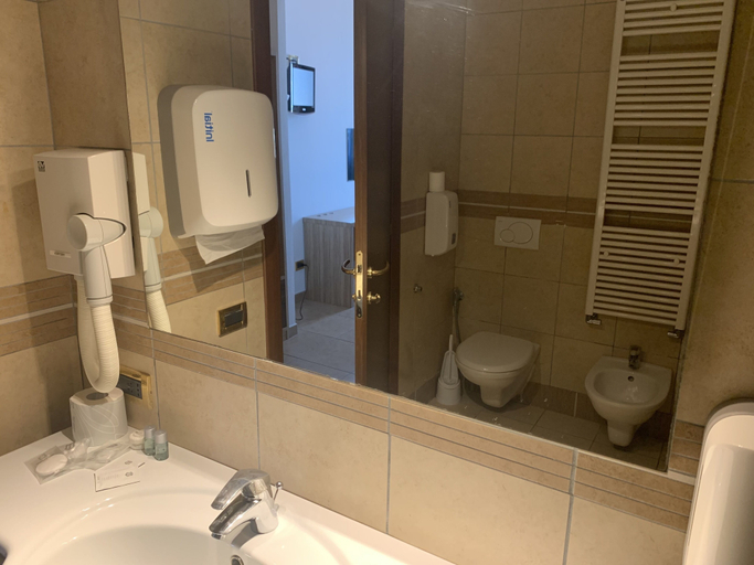 Bathroom 5, Hotel Riverside, Modena