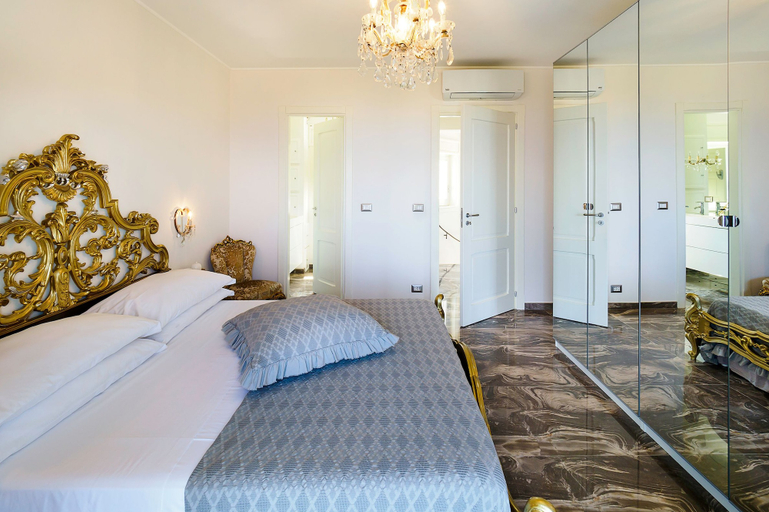 Bedroom 4, Estella, Messina