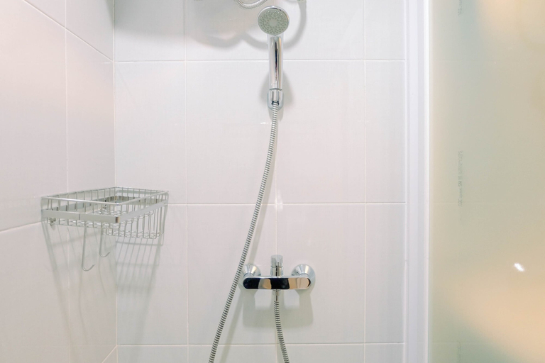 Bathroom 5, Warm Design Studio Apartment at Casa De Parco By Travelio, Tangerang