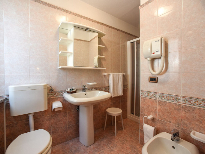 Bathroom 5, Hotel Adriana, Belluno