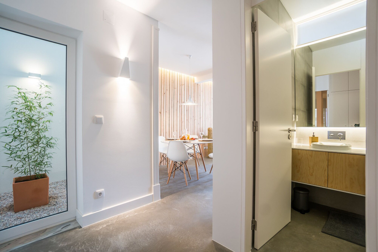 Bathroom 4, Wood Wall & Garden Apartment, Lisbon