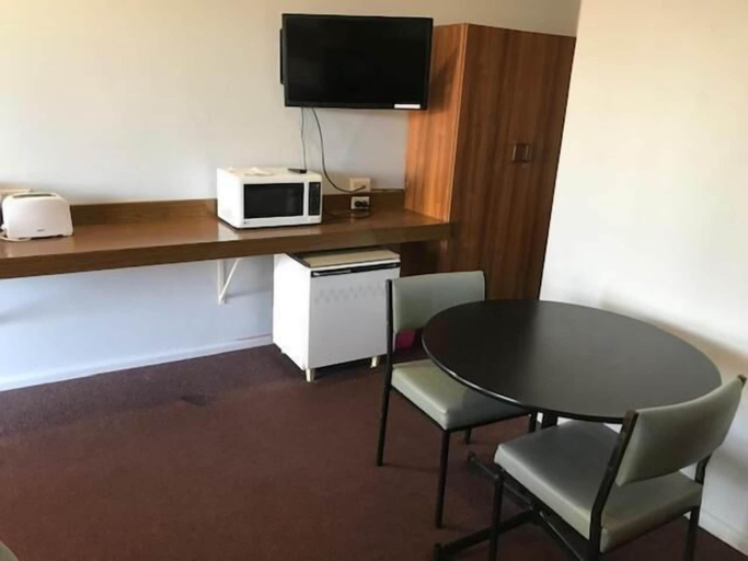 Others 5, County Lodge Motor Inn, Bland