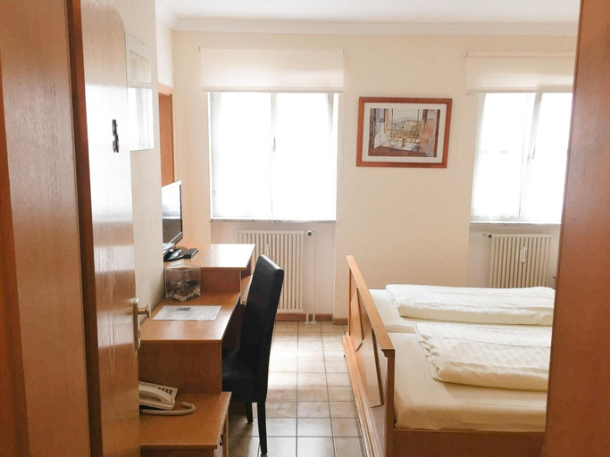 Bedroom 3, Pension Mona Lisa, München