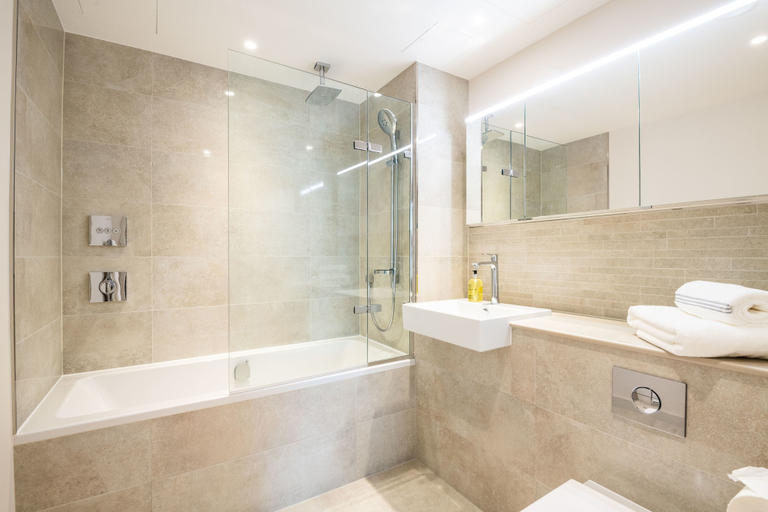Bathroom 4, Luxurious Victoria Home by the Apollo Theatre, London