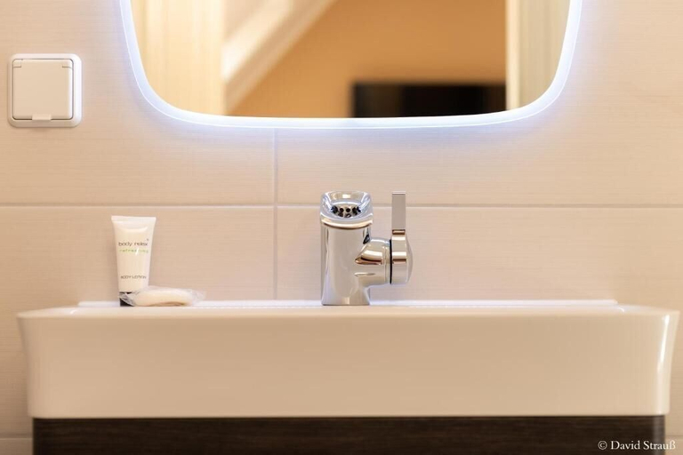 Bathroom 5, Hotel Wasserschlößchen, Burgenlandkreis