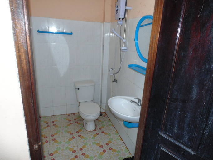 Bathroom 3, Saynambak Riverside Guest House, Nambak
