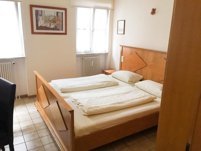 Bedroom 4, Pension Mona Lisa, München