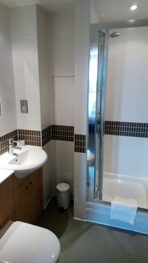 Bathroom 3, City Apartments Milton Keynes Vizion, Milton Keynes