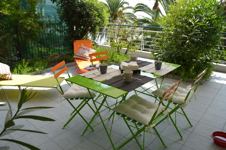 Outdoor dining, Casa Agamennone, Imperia