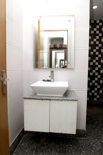 Bathroom 5, Preet Palace, Delhi