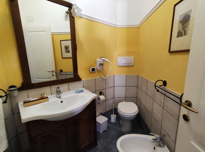Bathroom 5, La Rosa sul Mare, Syracuse