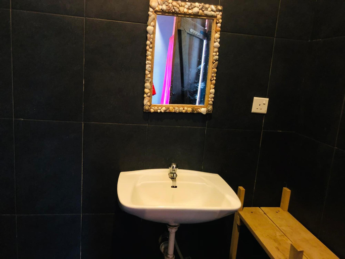 Bathroom 3, Scorpion Hill Lodge - Hostel, Ahanta West
