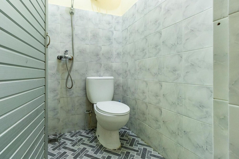 Bathroom 2, RedDoorz Syariah @ Jalan Setiabudi Medan 3, Medan