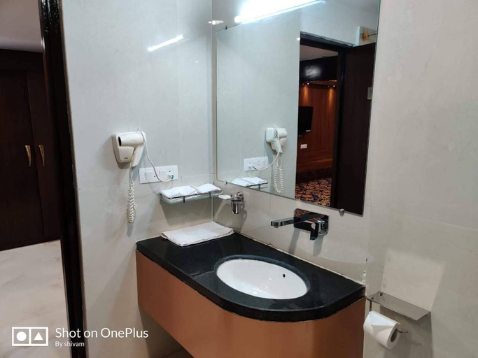 Bathroom 4, Hotel Vishnu Empire, Rewa