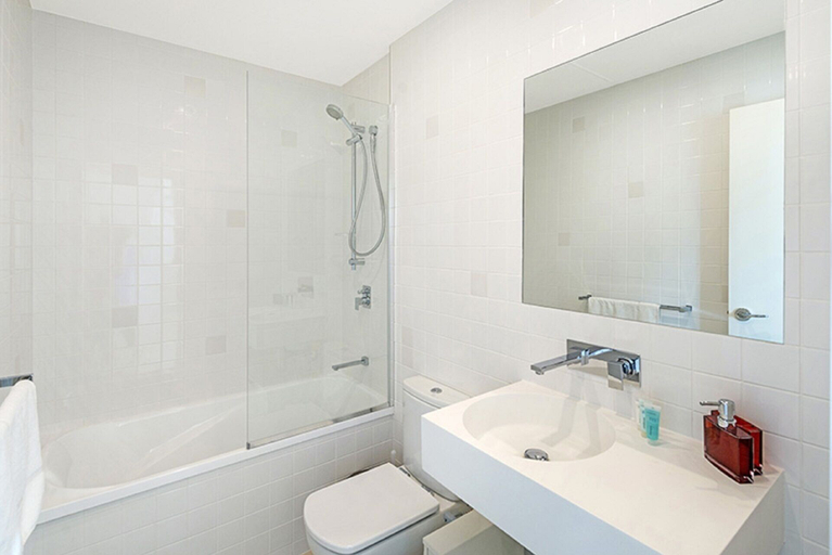 Bathroom 4, The Princess of Bulimba, Bulimba