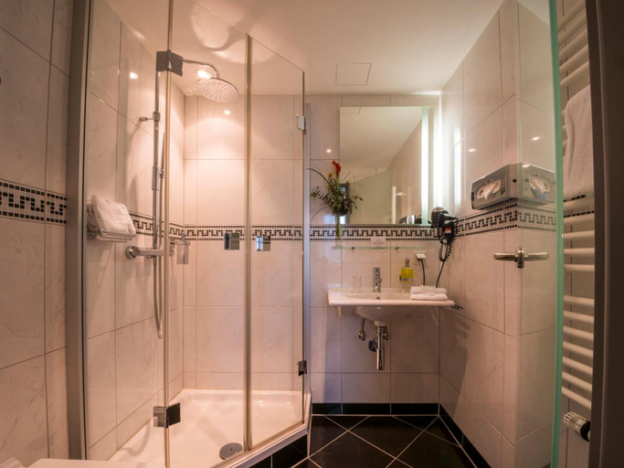 Bathroom 5, Hotel Glöcklhofer, Altötting