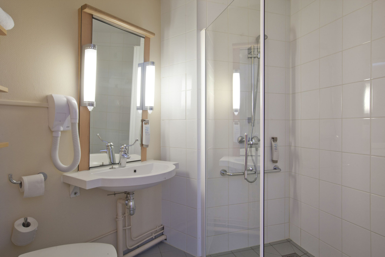 Bathroom 5, ibis Poitiers Centre, Vienne