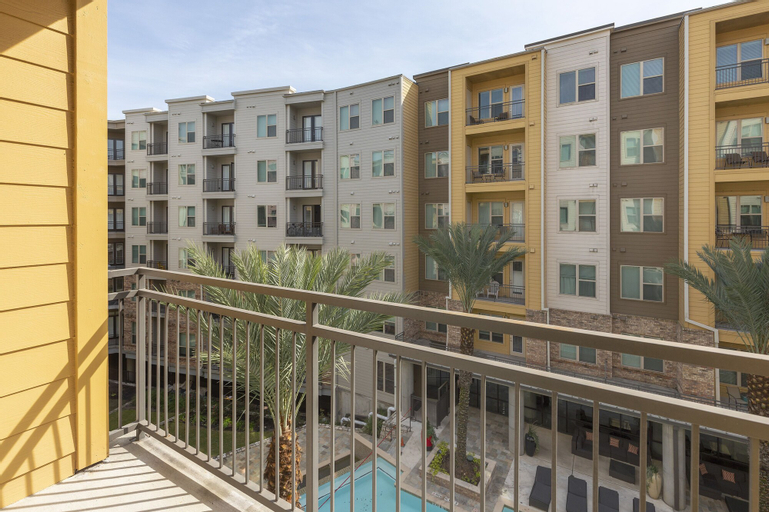 Exterior & Views 2, Luxury Med Center Fully Equipped King Sized Bed Condos, Harris