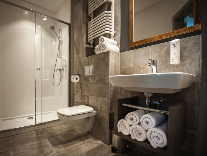 Bathroom, Akademia Kuraszków, Trzebnica