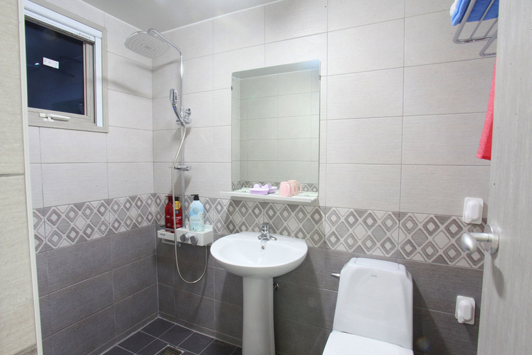 Bathroom 3, Sea and Star Pension, Jeju