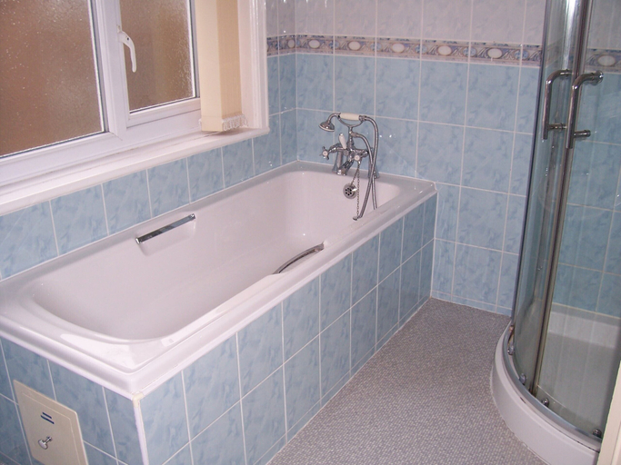 Bathroom 3, The Tops Self Catering, Leeds