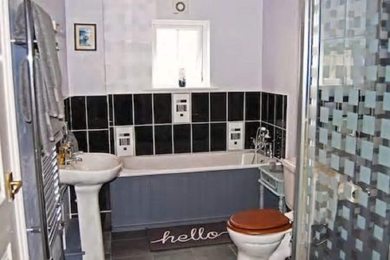 Bathroom, Highbury Garden Suite, Pembrokeshire