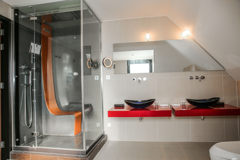 Bathroom 5, Restaurant, Hotel & Spa Savarin, Rijswijk