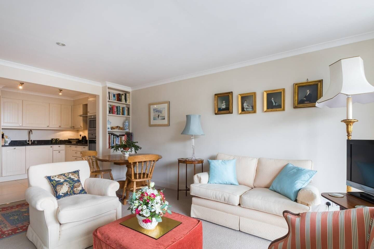 Others 5, Cosy 1-bed Battersea Riverside Apartment, London