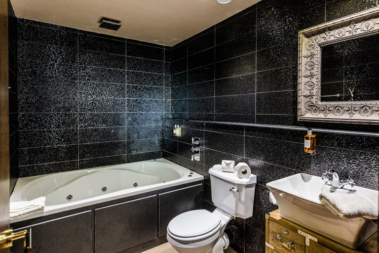 Bathroom 5, The Shankly Hotel, Sefton