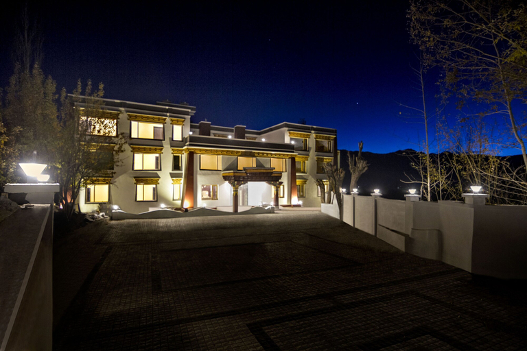 Exterior & Views
