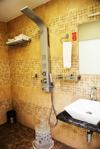 Bathroom 4, Hotel Elite Continental - Airport Road Andheri, Mumbai Suburban