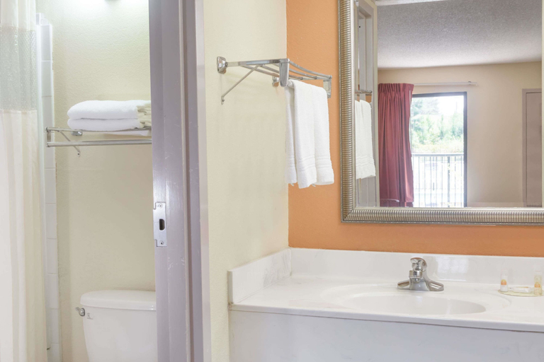 Bathroom 4, Days Inn by Wyndham Sanford, Lee