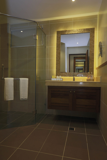 Bathroom 5, La Jolla Beach Resort, Bagac